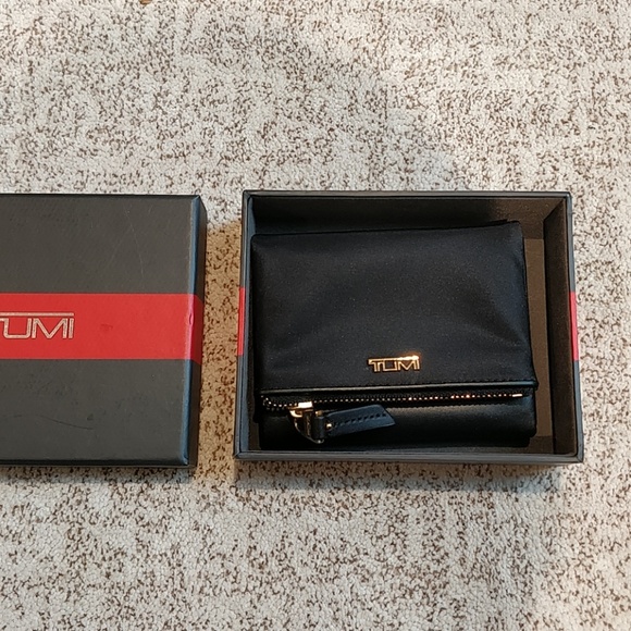 tumi coin purse